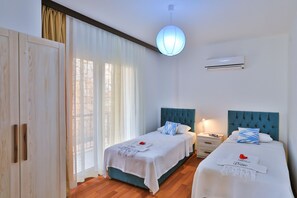 2 bedrooms, desk, iron/ironing board, free cribs/infant beds - SC Apartments by Cinarlar (Kas)