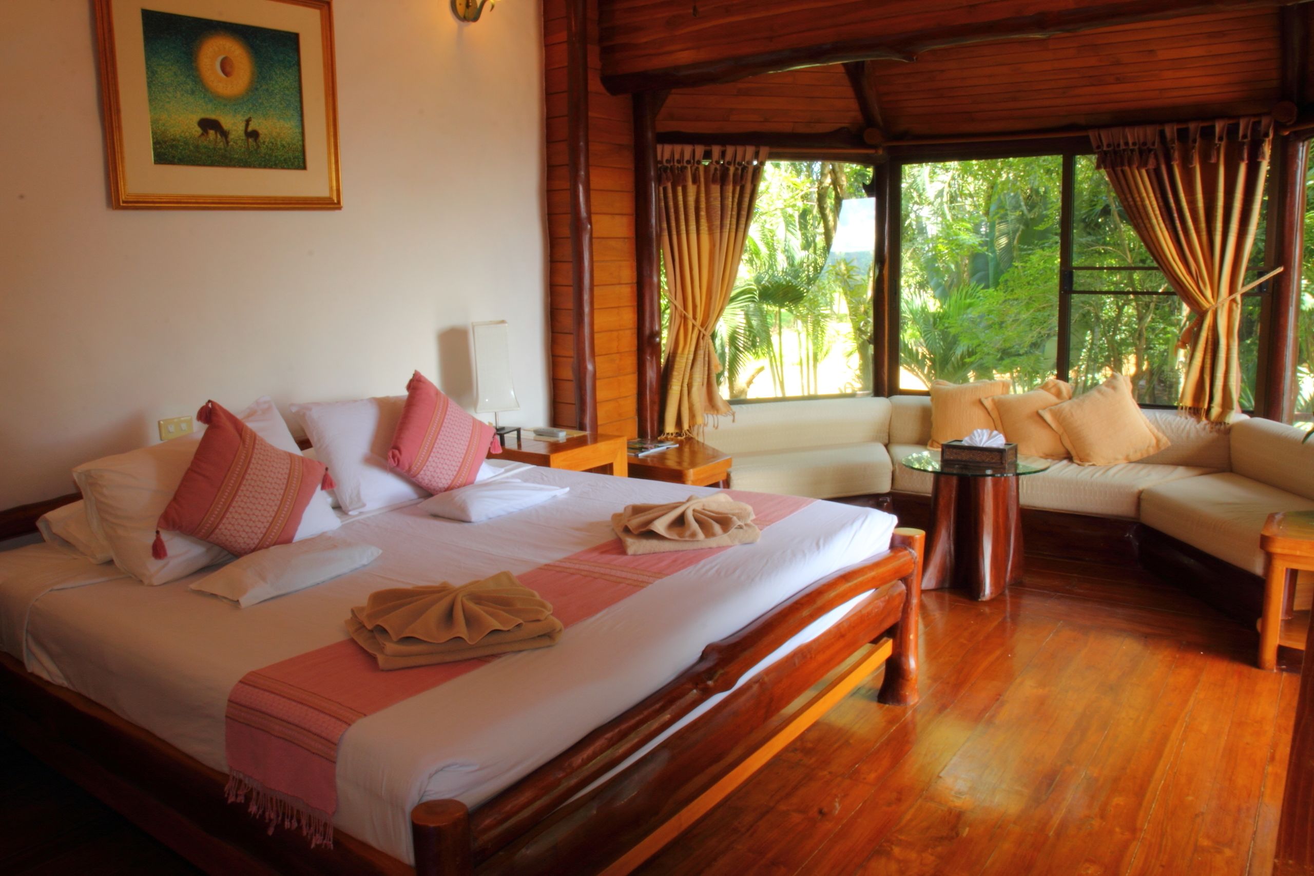 Suite junior | Escritorio y camas supletorias