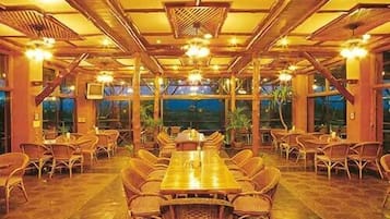 供应早餐、午餐和晚餐,泰国菜