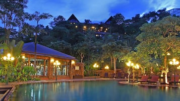 Hồ bơi ngoài trời