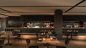 3 restaurantes; se sirve desayuno, almuerzo y cena; cocina griega