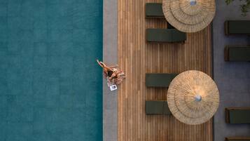2 piscinas al aire libre, sombrillas, sillones reclinables de piscina