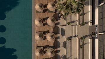 2 piscinas al aire libre, sombrillas, sillones reclinables de piscina