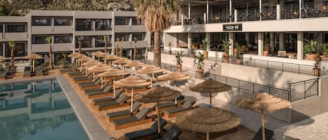 2 piscines extérieures, parasols de plage, chaises longues