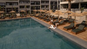 2 piscines extérieures, parasols de plage, chaises longues