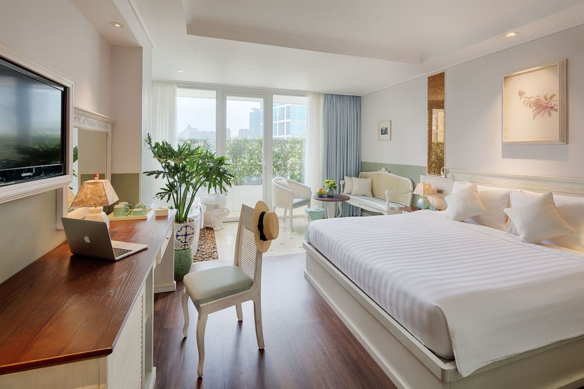 Bonard Junior Suite + Afternoon tea on rooftop | Minibar, Zimmersafe, Schreibtisch, Verdunkelungsvorhänge