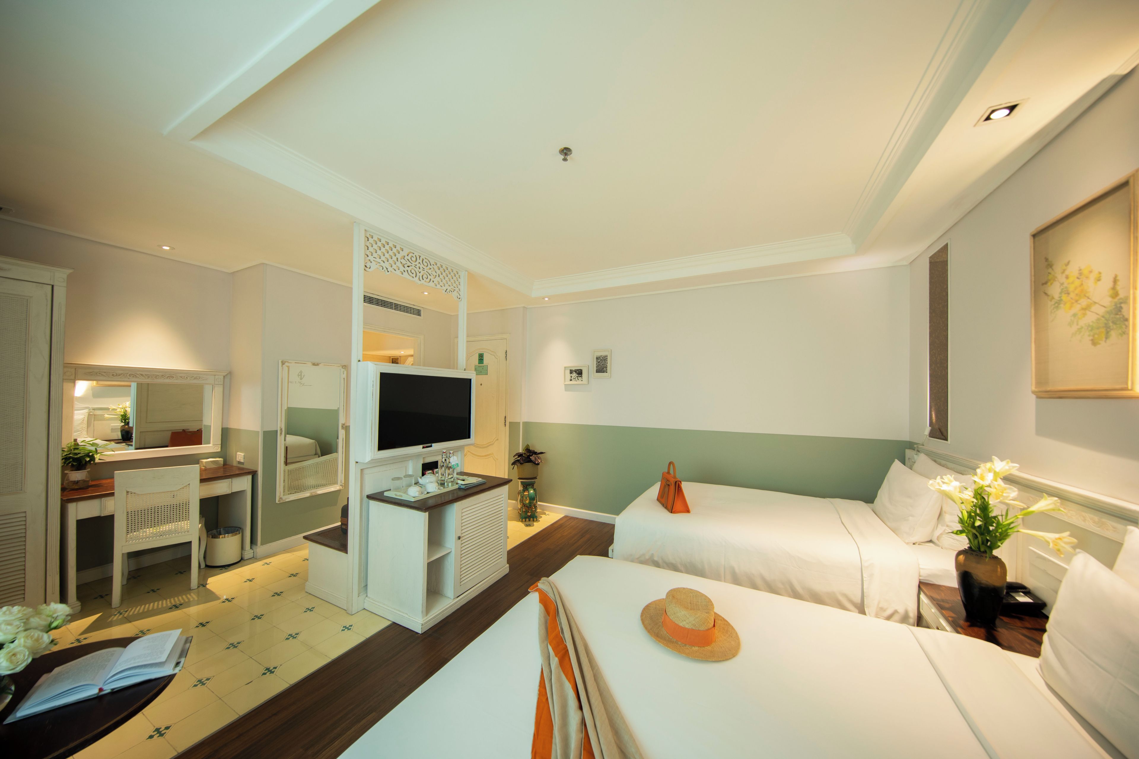 Une chambre d’hôtel avec un lit, un bureau, une télévision et une salle de bain.
