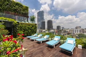 Una piscina al aire libre (de 06:00 a 23:00), sombrillas, tumbonas