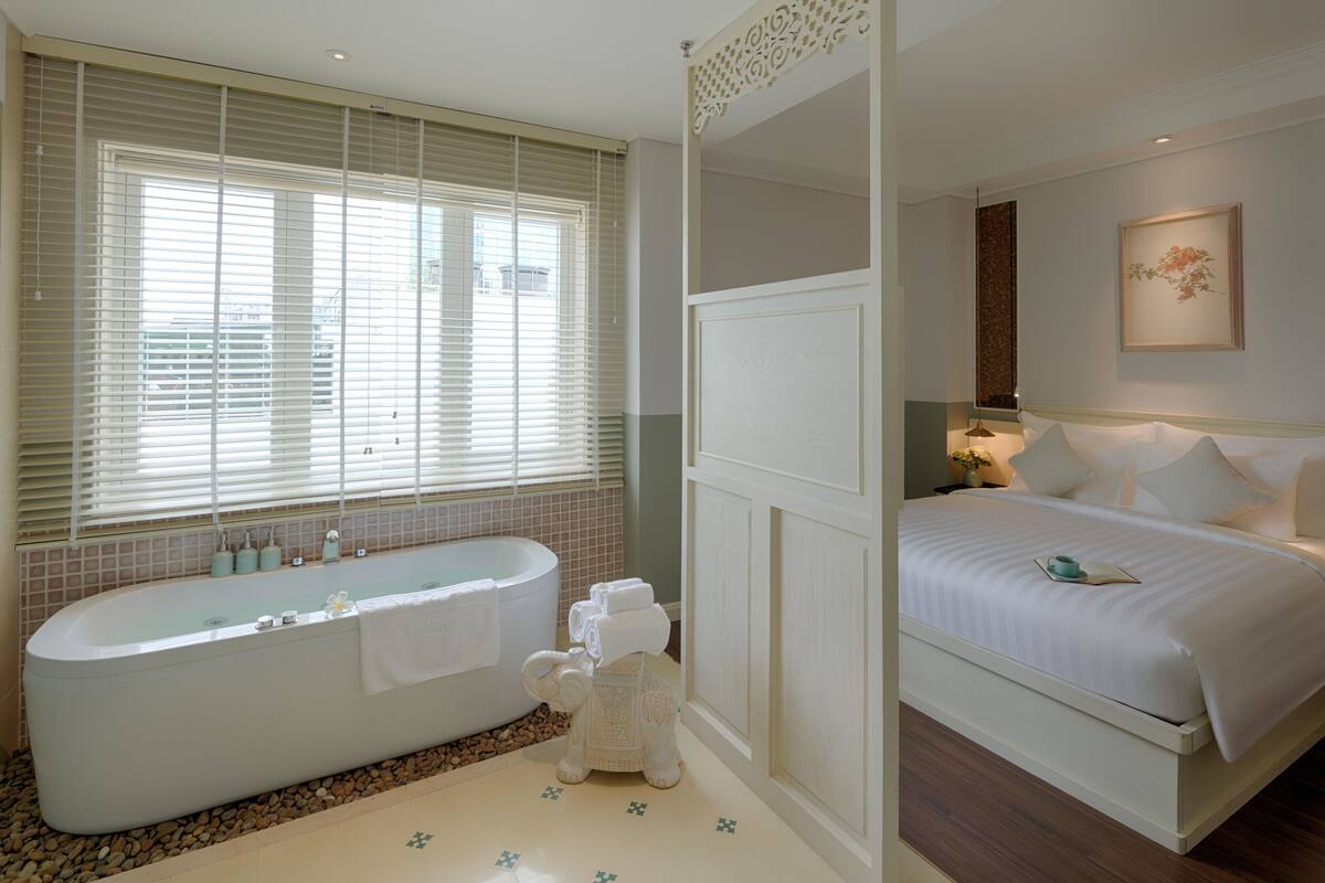 ห้องดับเบิลสำหรับพักเดี่ยว (Au Lac Charner Suite) | อ่างสปาส่วนตัว