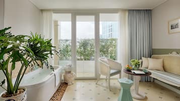 Bonard Junior Suite + Afternoon tea on rooftop | 迷你吧、客房內保險箱、書桌、遮光布/窗簾