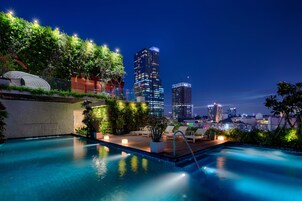 Una piscina al aire libre (de 06:00 a 23:00), sombrillas, tumbonas