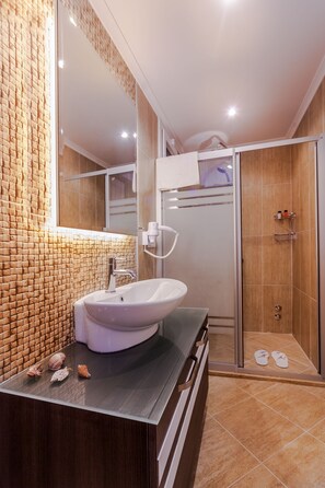 Douche, articles de toilette gratuits, sèche-cheveux, chaussons