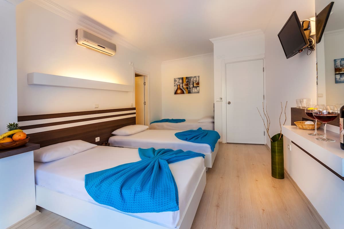 Habitación triple estándar | Ropa de cama de alta calidad y tabla de planchar con plancha