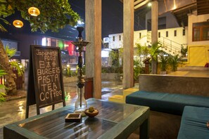 Outdoor dining - Hotel Vibration (Hikkaduwa)
