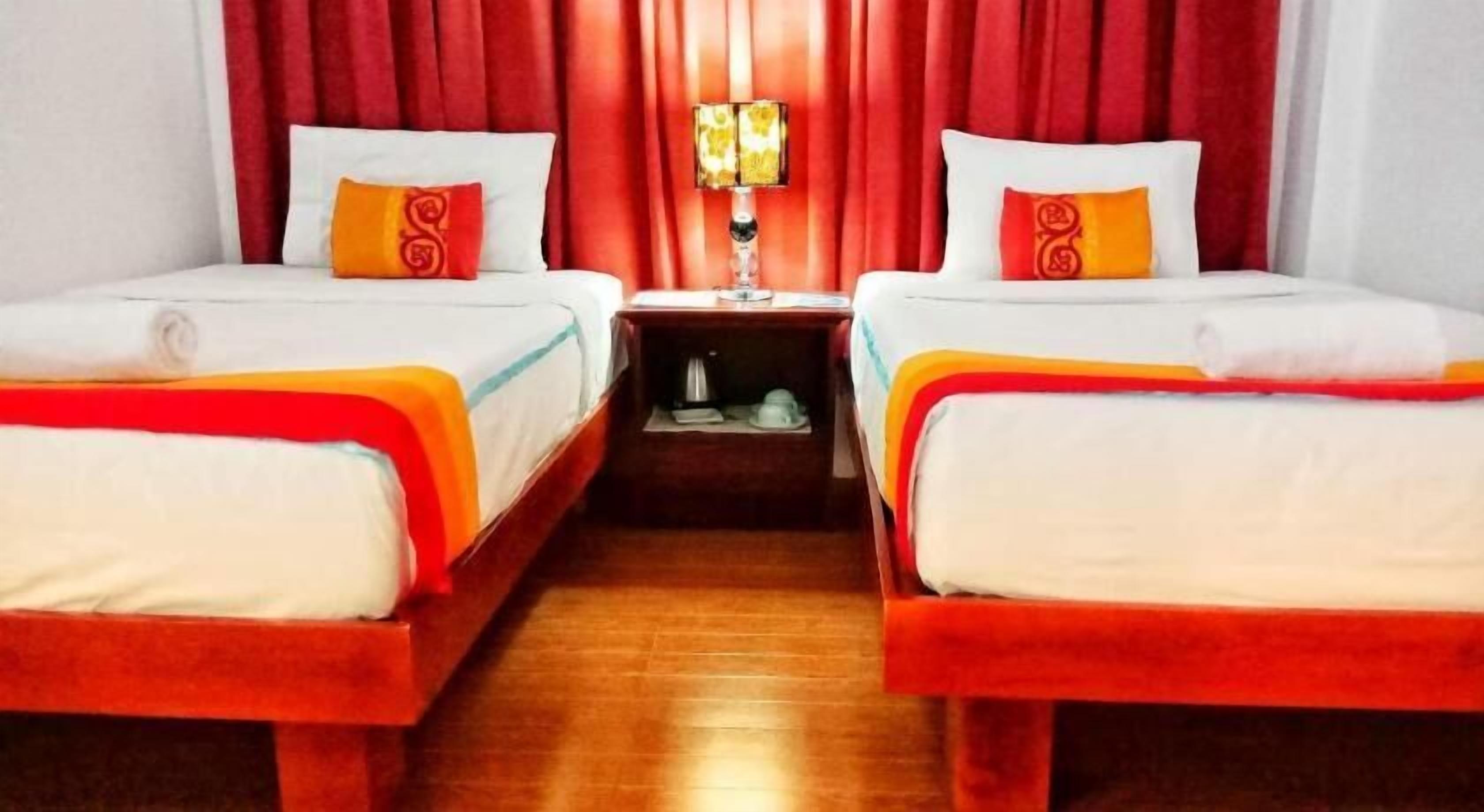 Minibar, muebles diferentes y escritorio 