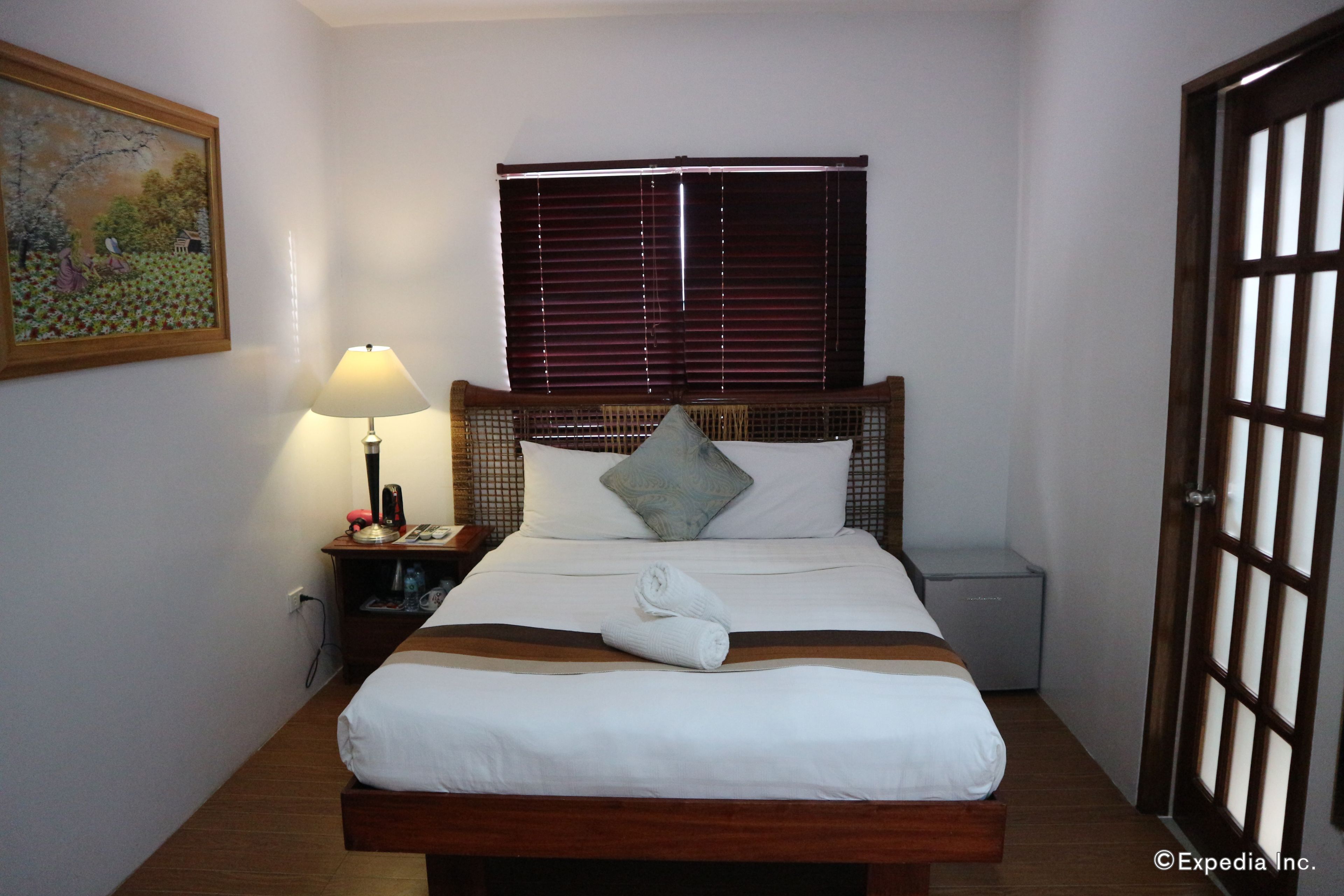 deluxe double room | 1 bedroom, minibar, individually furnished, desk