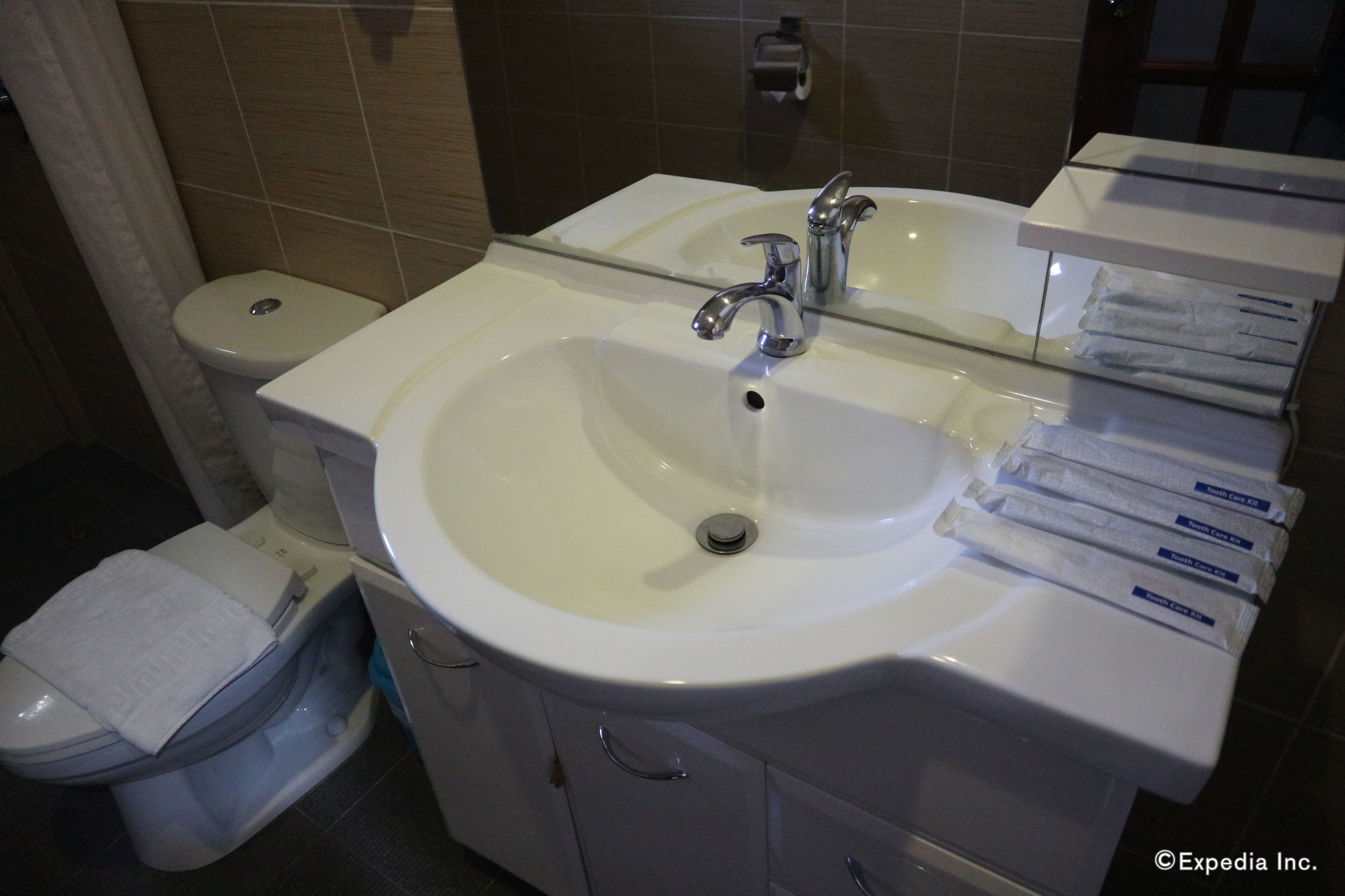 deluxe triple room | bathroom sink