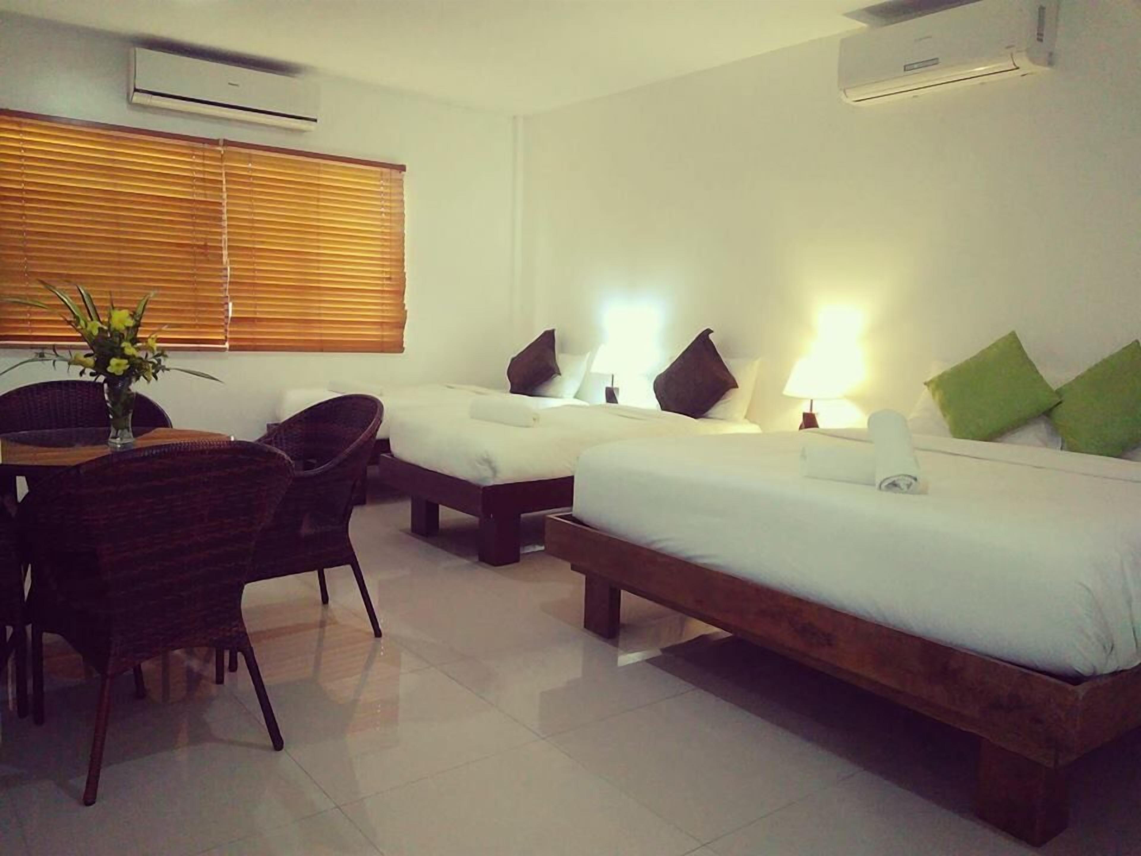 family room | 1 bedroom, minibar, individually furnished, desk