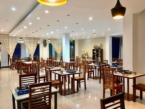 Serveert ontbijt, lunch, diner, internationale gerechten