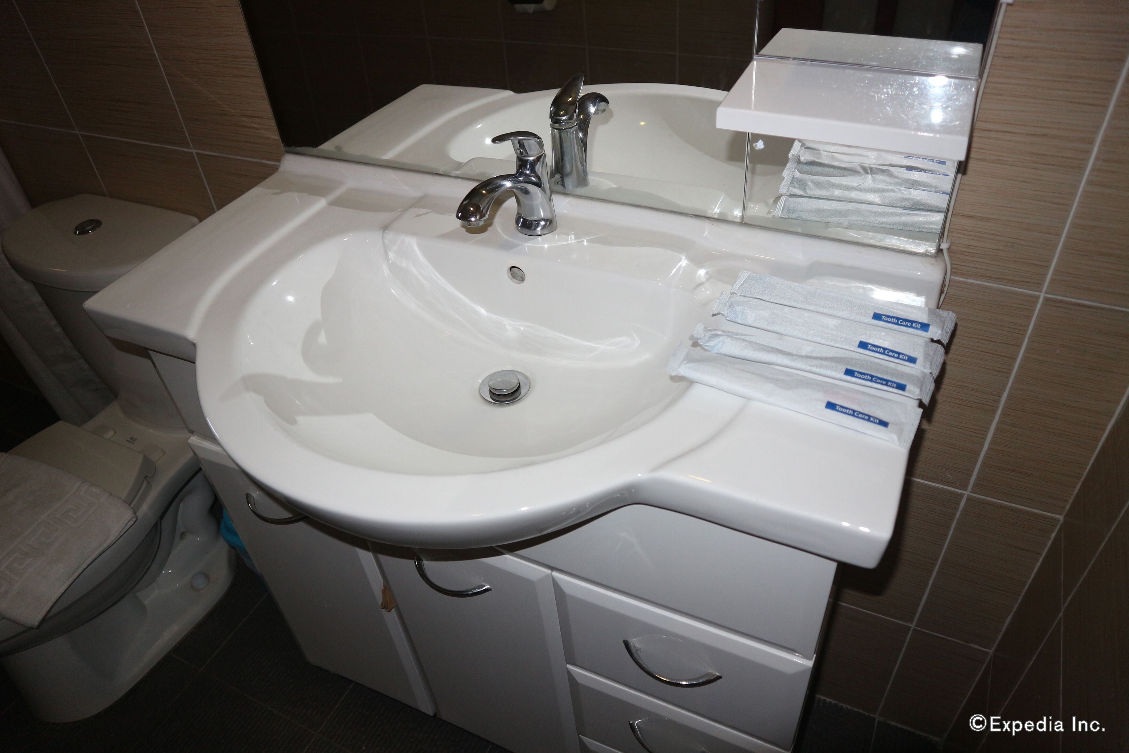 deluxe triple room | bathroom sink