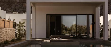 Design Studio Suite, 1 Double Bed, Poolside | Minibar, in-room safe, desk, soundproofing