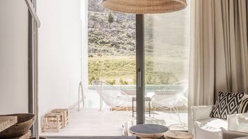 Loftsrom, adgang til basseng | Minibar, safe på rommet, skrivebord og lydisolert