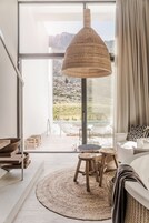 Minibar, caja de seguridad en la habitación y escritorio 