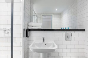 Doccia, set di cortesia firmato, asciugacapelli, asciugamani