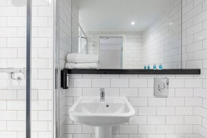 Doccia, set di cortesia firmato, asciugacapelli, asciugamani