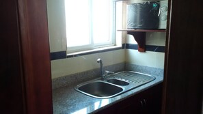 スタンダード スイート 1 ベッドルーム | 専用簡易キッチン | 冷蔵庫、電子レンジ、調理器具と食器