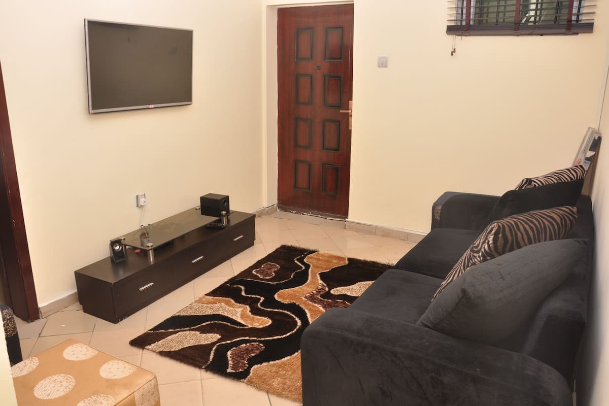 Apartamento, 1 quarto | Sala de estar | TV LED 43 polegadas com canais a cabo, TV