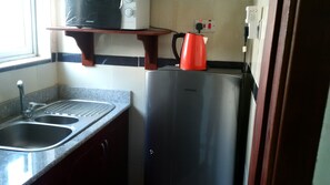 Standard Suite, 1 Bedroom | Private kitchen