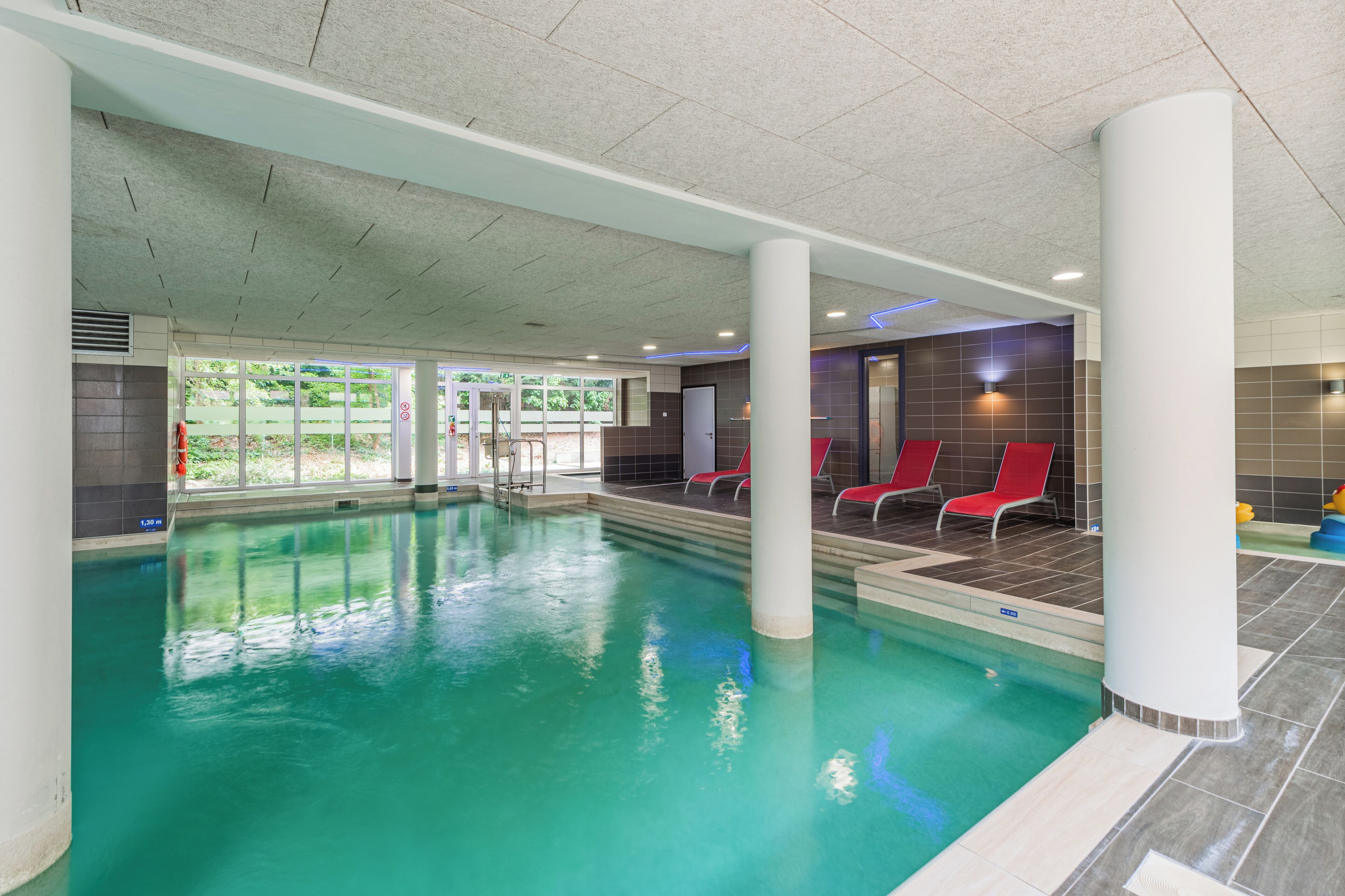 屋内プール、営業時間 9:00 ～ 19:00、サンラウンジャー