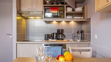 Apartment 4 people - 1 bedroom - Duplex | Private kitchenette | Fridge, microwave, stovetop, dishwasher