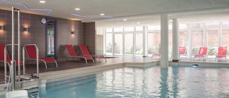 Hồ bơi trong nhà, mở cửa từ 9:00 đến 19:00, ghế dài tắm nắng