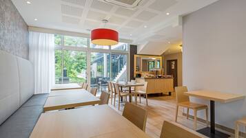 每日供應吃到飽早餐 (每人 EUR12.5)