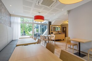 每日供应自助式早餐（每人 EUR 12.5）