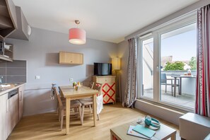 デュープレックス 1 ベッドルーム | リビングルーム | テレビ