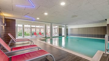 Piscine couverte, accÚs possible de 09 h 00 à 19 h 00, chaises longues
