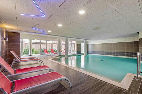 Innenpool, geöffnet von 09:00 Uhr bis 19:00 Uhr, Liegestühle