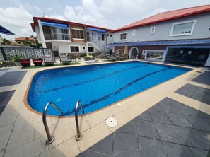 Outdoor pool - Aries Suites (Lagos)