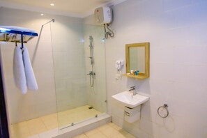 Free toiletries, slippers, towels - Aries Suites (Lagos)