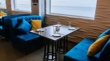 Lunsj og middag serveres, internasjonale retter