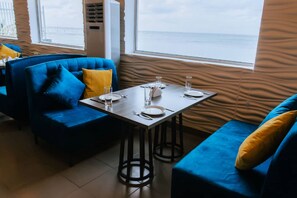 Déjeuner et dîner servis sur place, spécialités Cuisine internationale