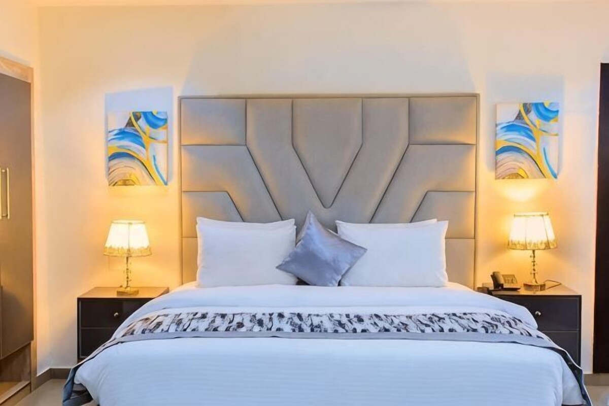 Lakens van Egyptisch katoen, luxe beddengoed, een bureau