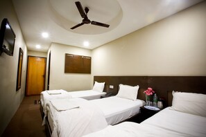 Standardværelse til 3 personer - 3 enkeltsenge - privat badeværelse | Skrivebord, strygejern/strygebræt, gratis Wi-Fi