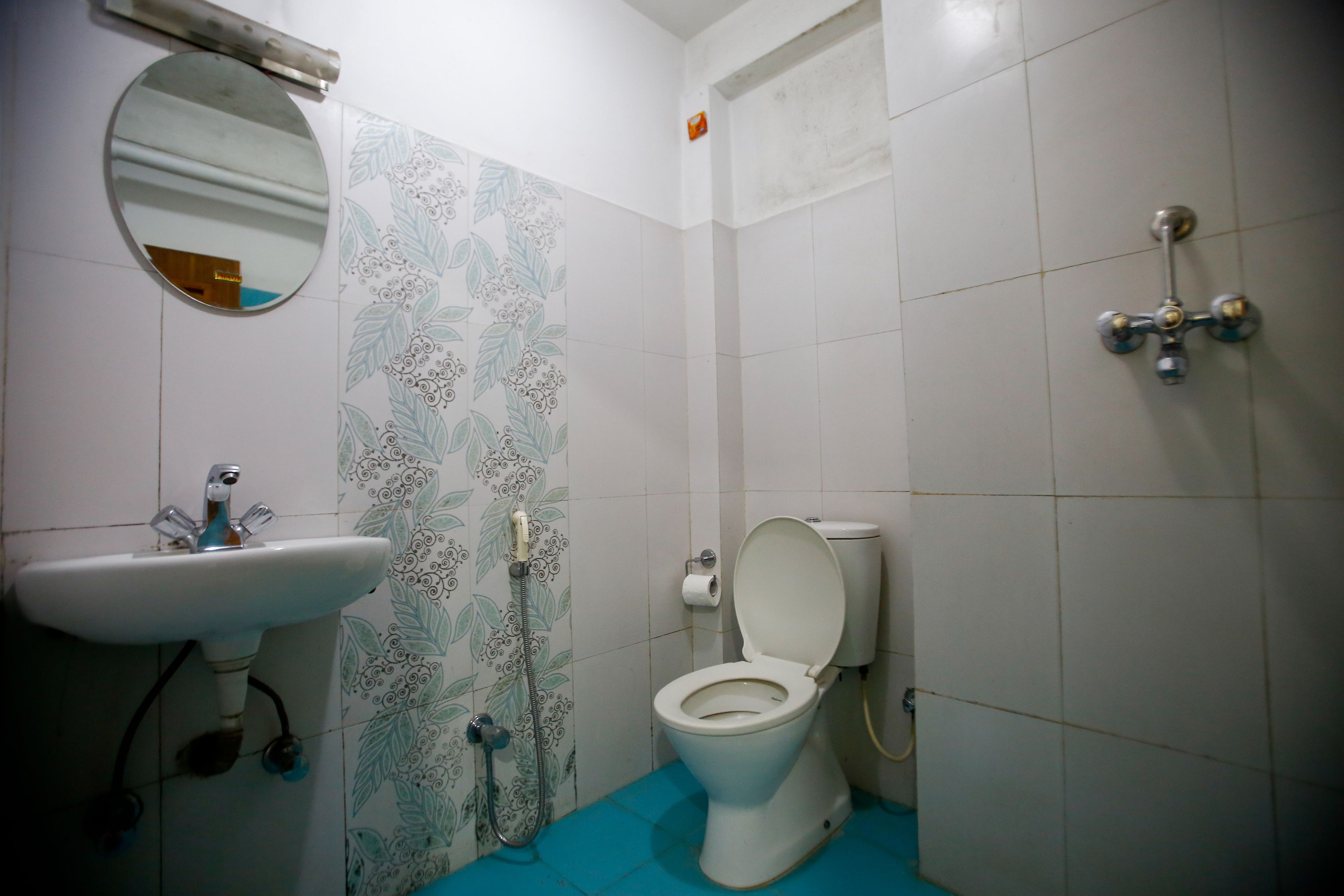 standard twin room, private bathroom | bathroom | shower, free toiletries, slippers, towels