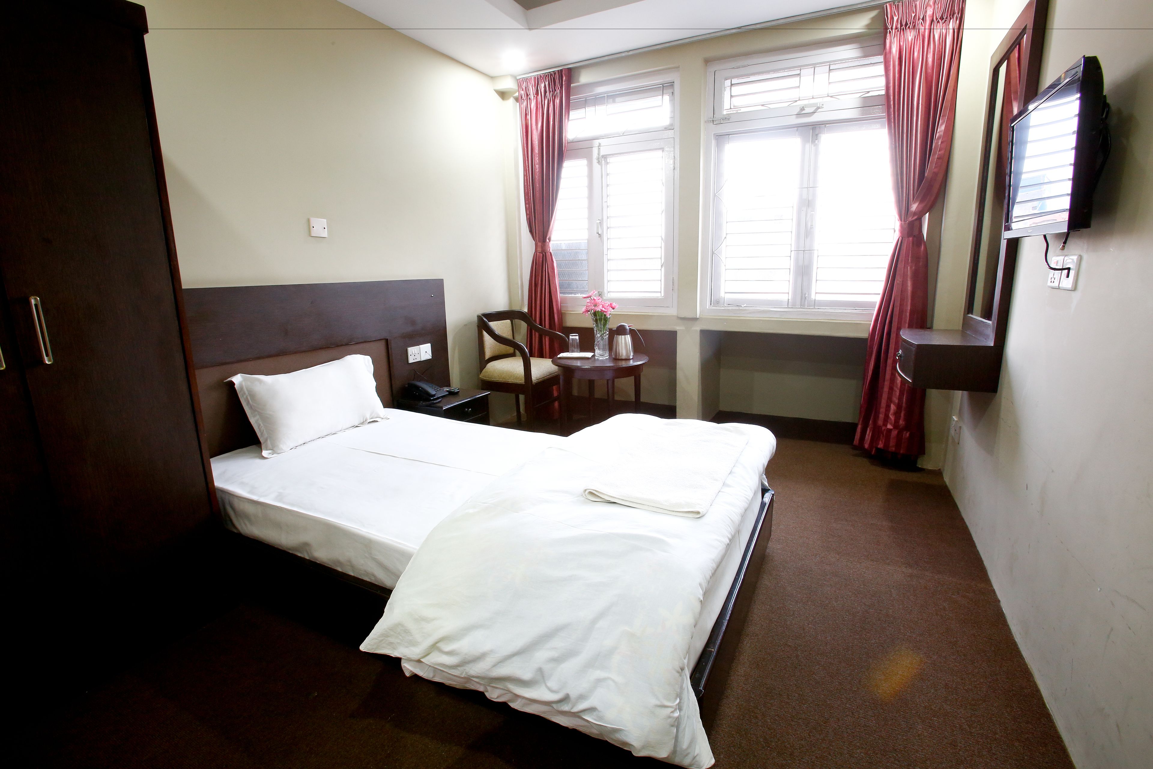 standard single room, 1 single bed, private bathroom | desk, iron/ironing board, free wifi