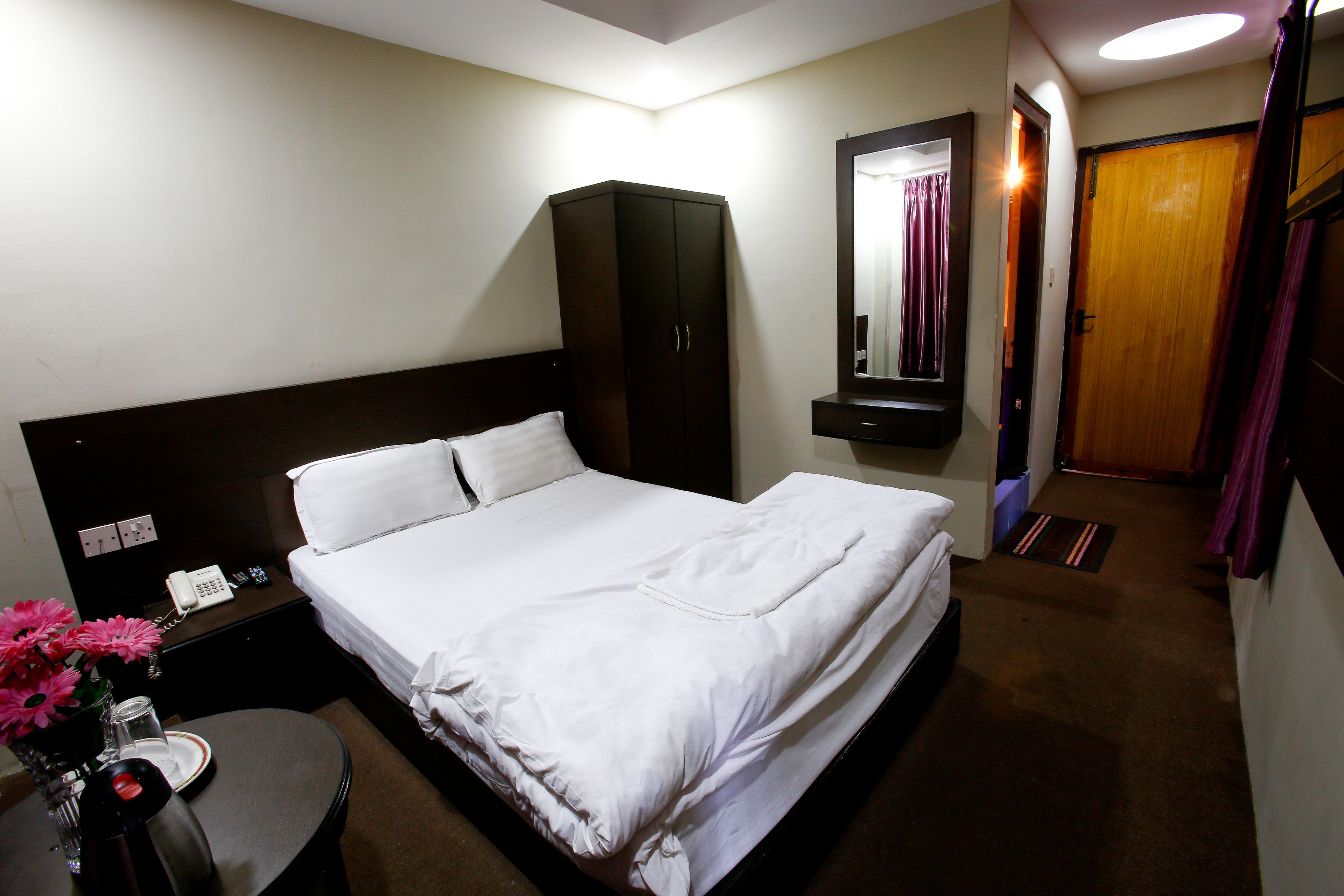 desk, iron/ironing board, free wifi