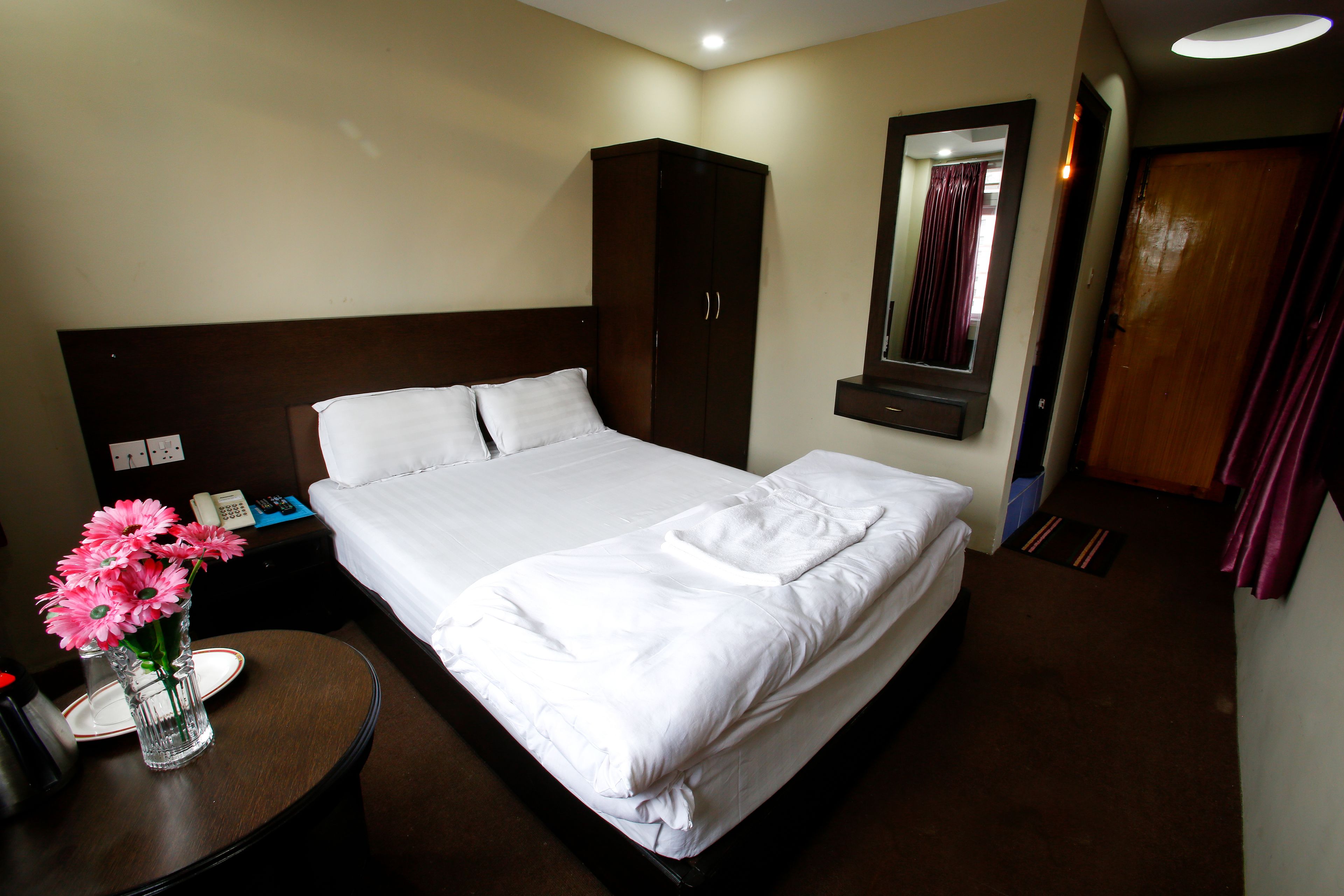 standard twin room, private bathroom | desk, iron/ironing board, free wifi